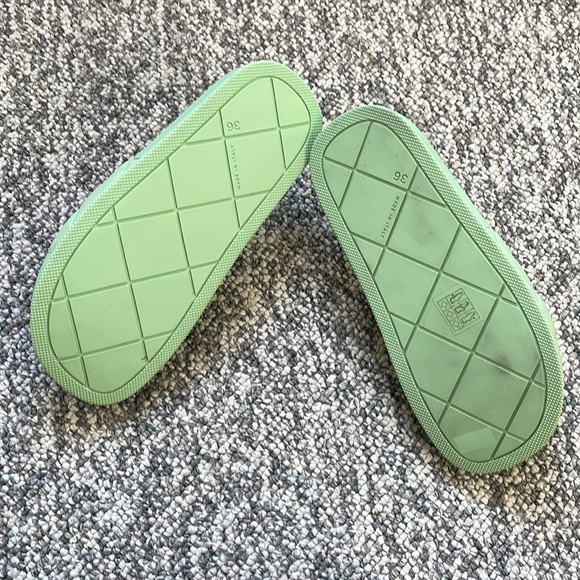 ✨ Authentic Women’s Bottega Veneta Padded Slide Sandal in Pistachio, Size 6Us - Picture 4 of 4